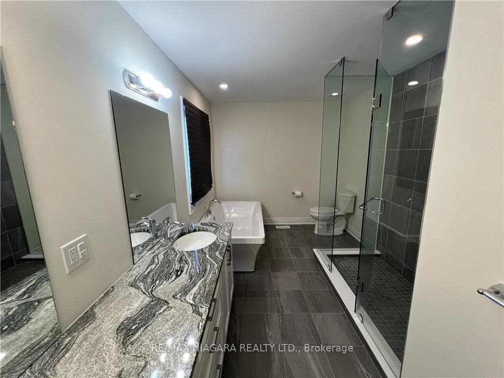 7427 Sherrilee Crescent photo 9