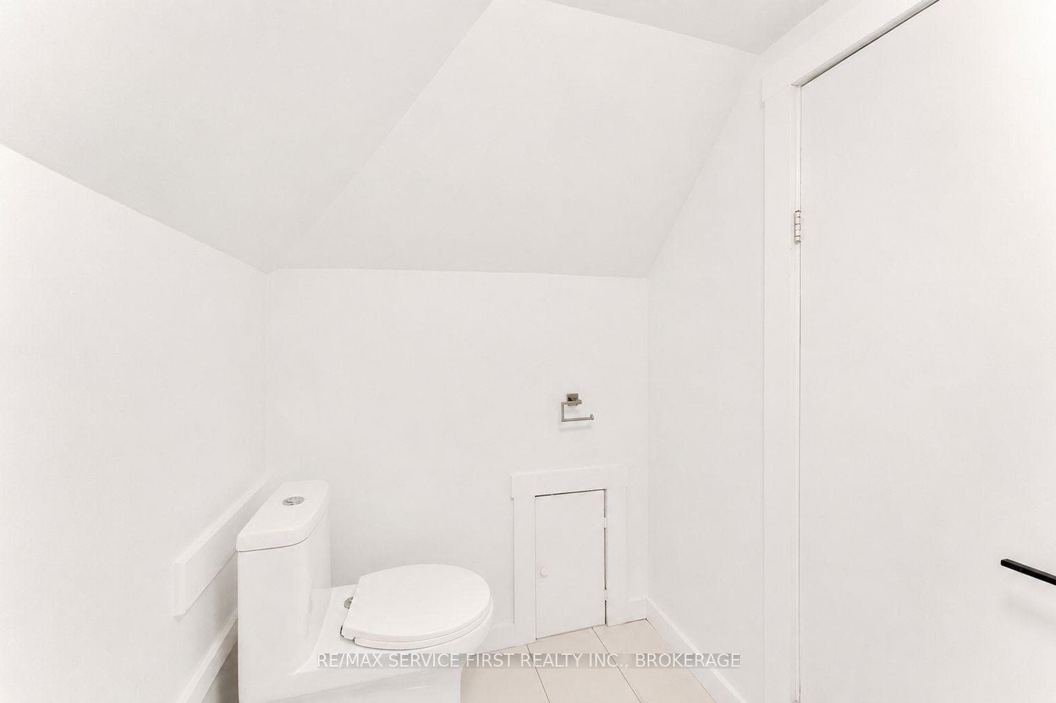 211 RAGLAN Road photo 23