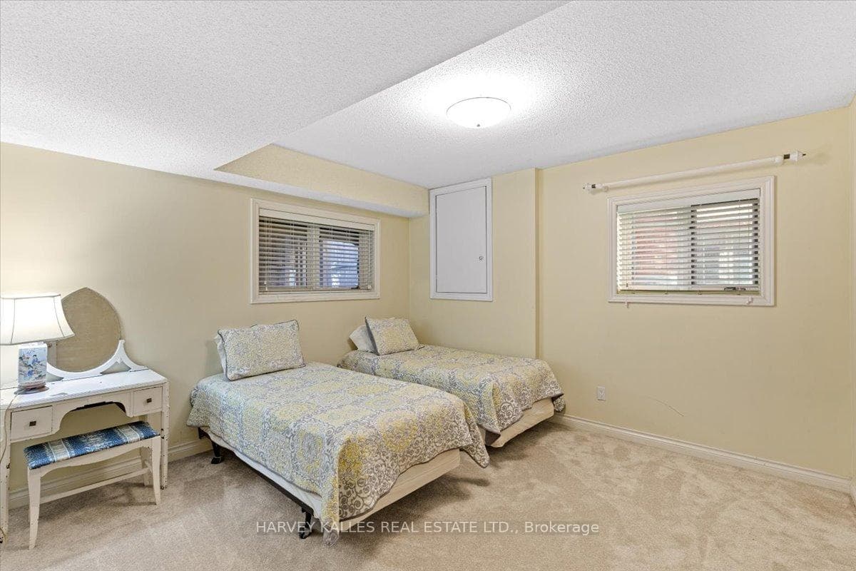 617 Castlefield Avenue photo 31