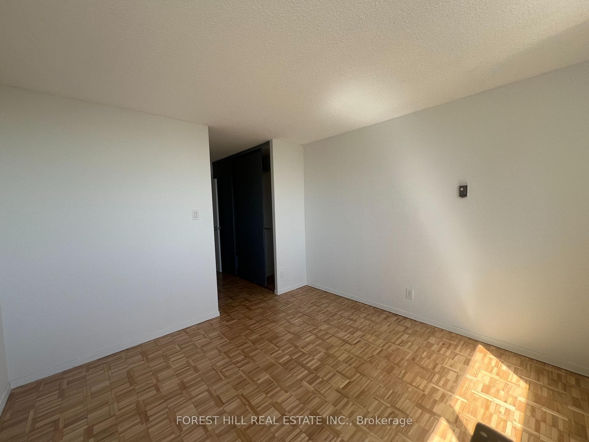 914 Yonge Street Unit 1402 photo 11