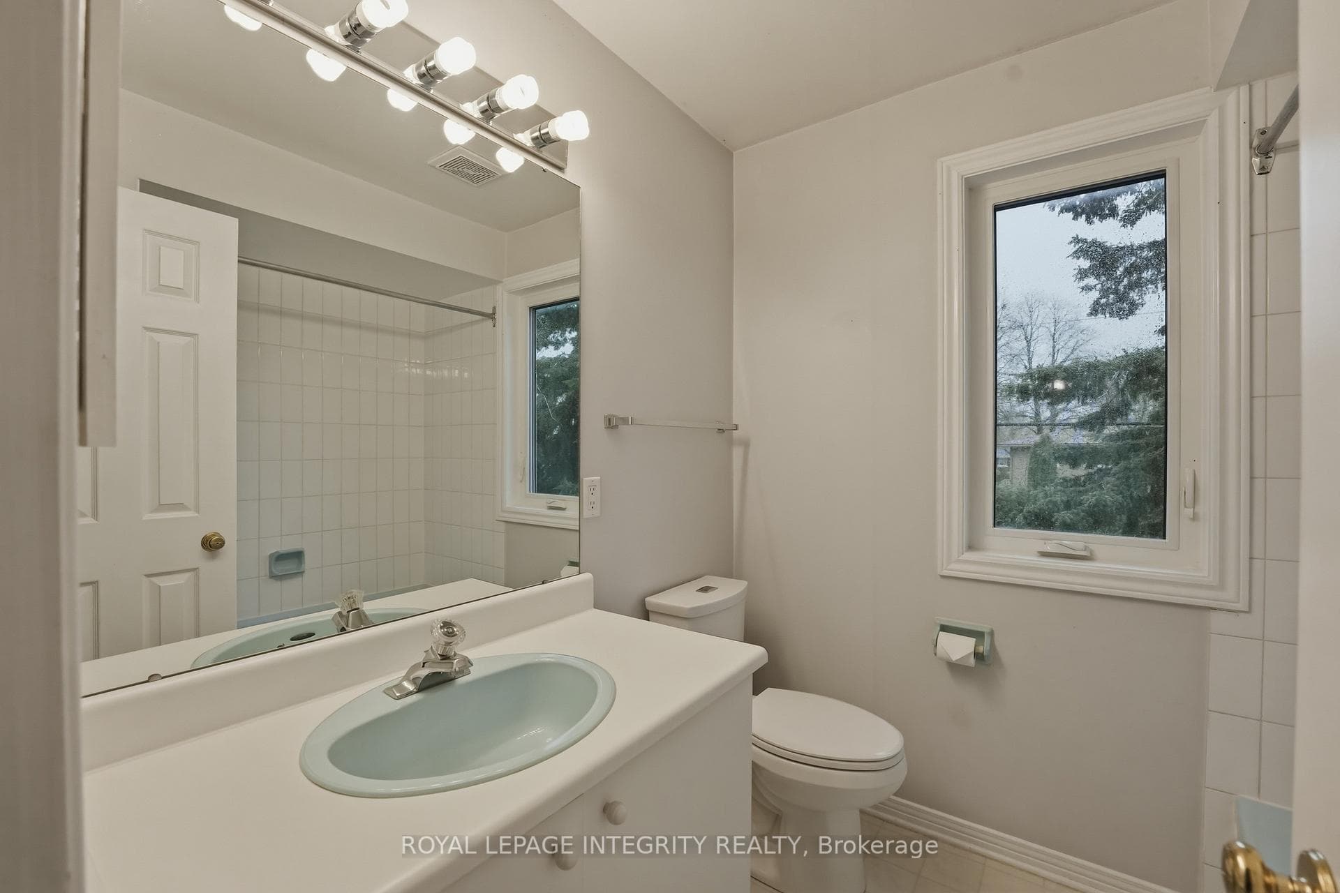 Upper level main 4 pc bath