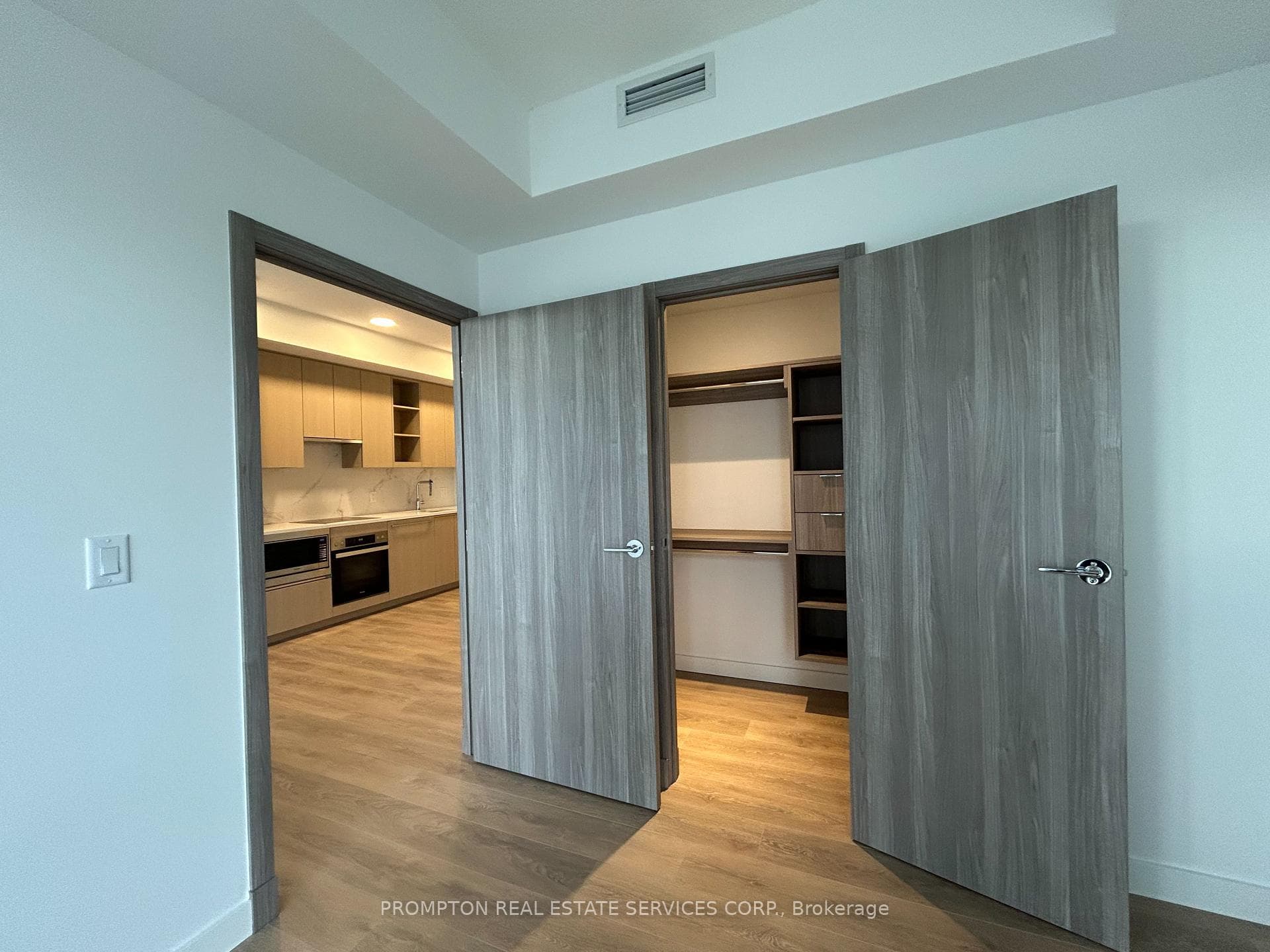 27 Mcmahon Drive Unit 1615 photo 6