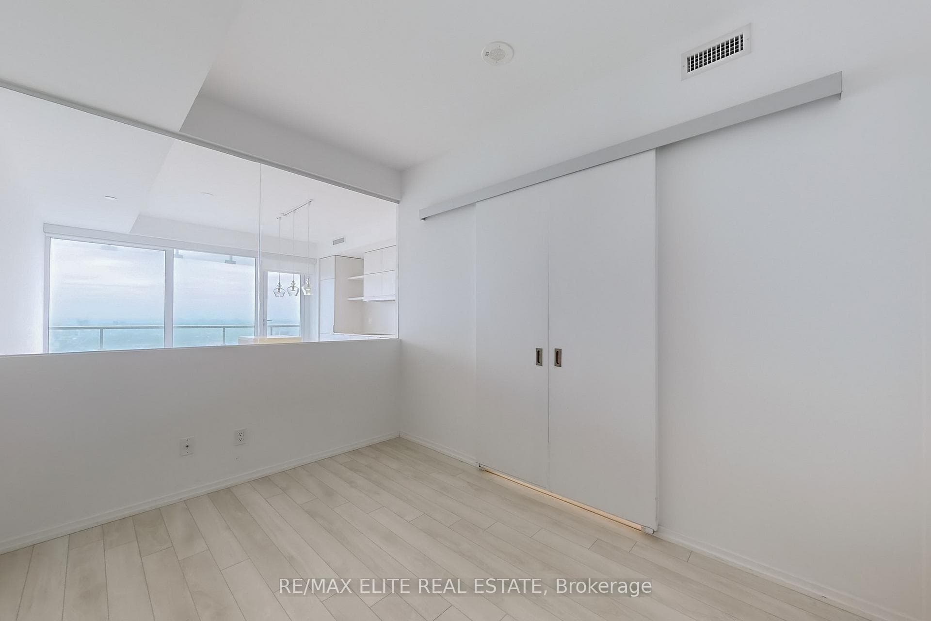197 Yonge Street Unit 4910 photo 11
