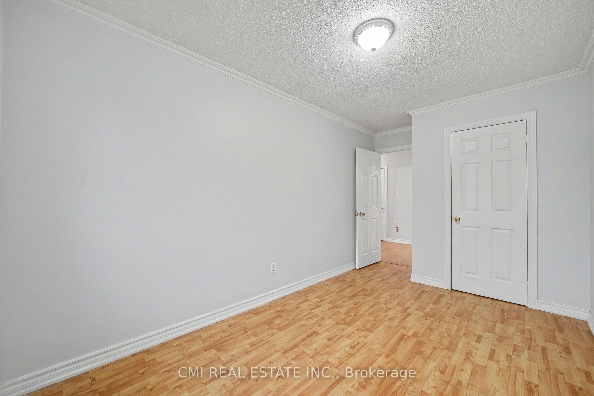 993 Lucerne Crescent photo 16