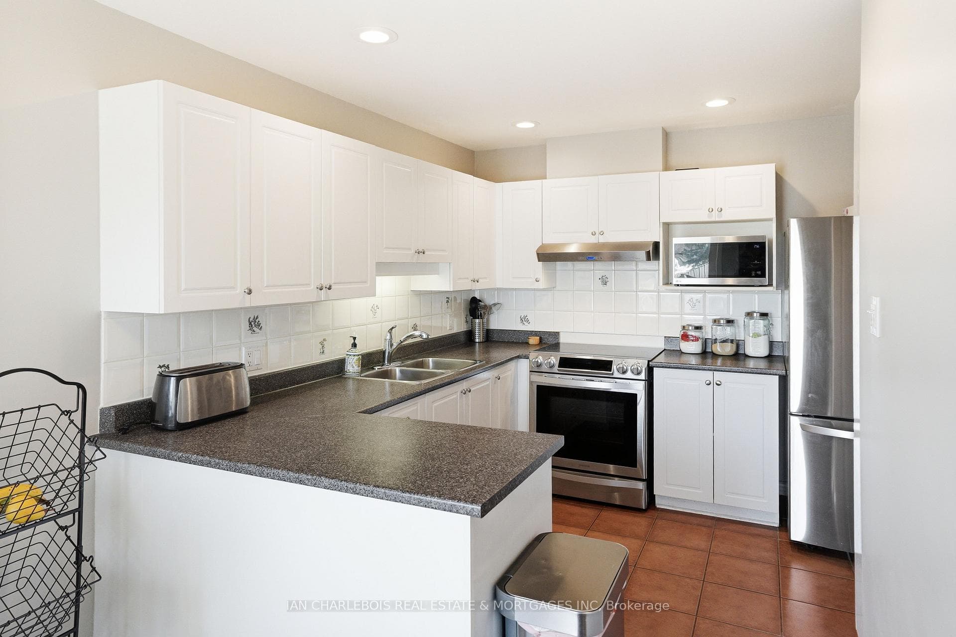907 Markwick Crescent photo 8