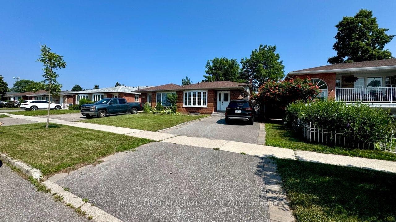 739 Consort Crescent photo 1