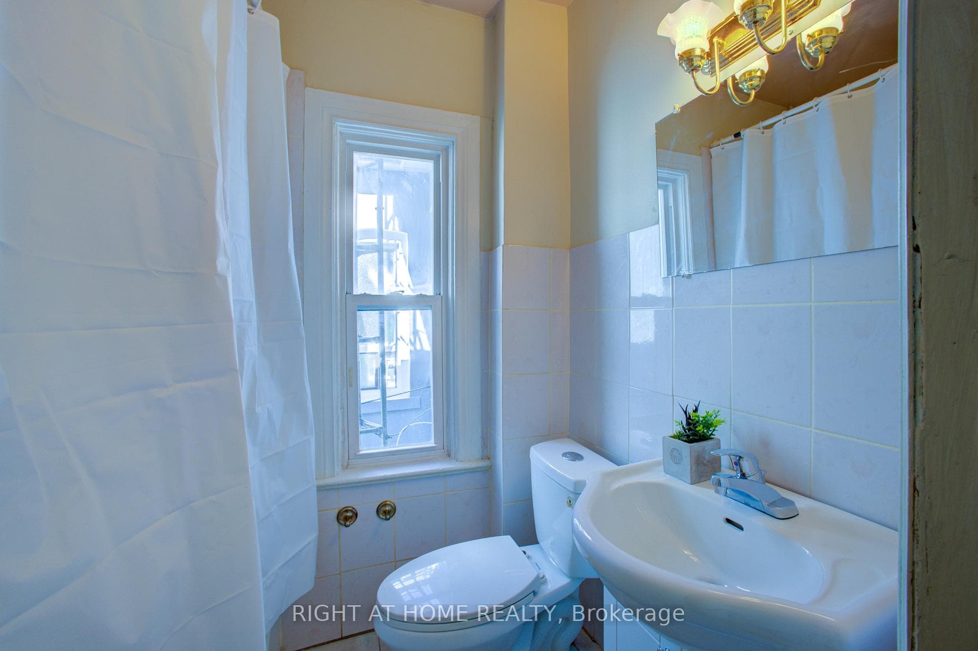 82 Uxbridge Avenue photo 15