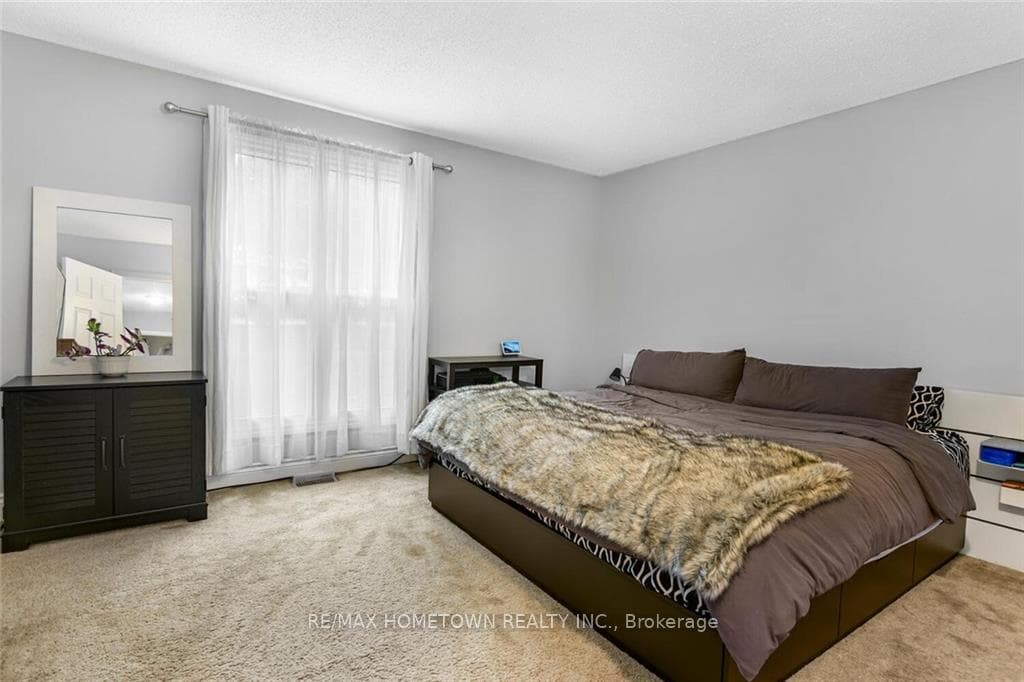 9 BERNARD Crescent photo 11