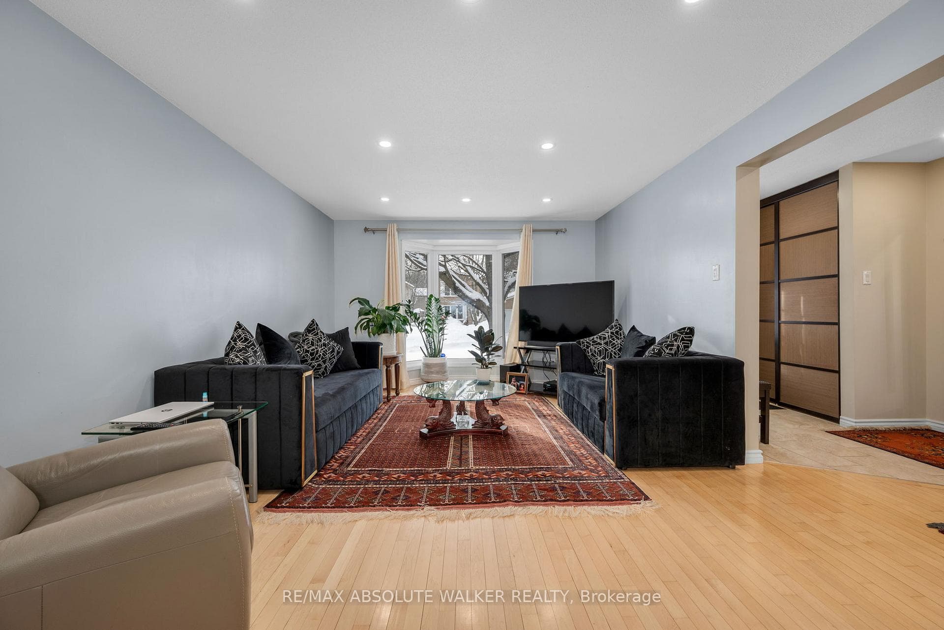 1849 Montereau Avenue photo 2