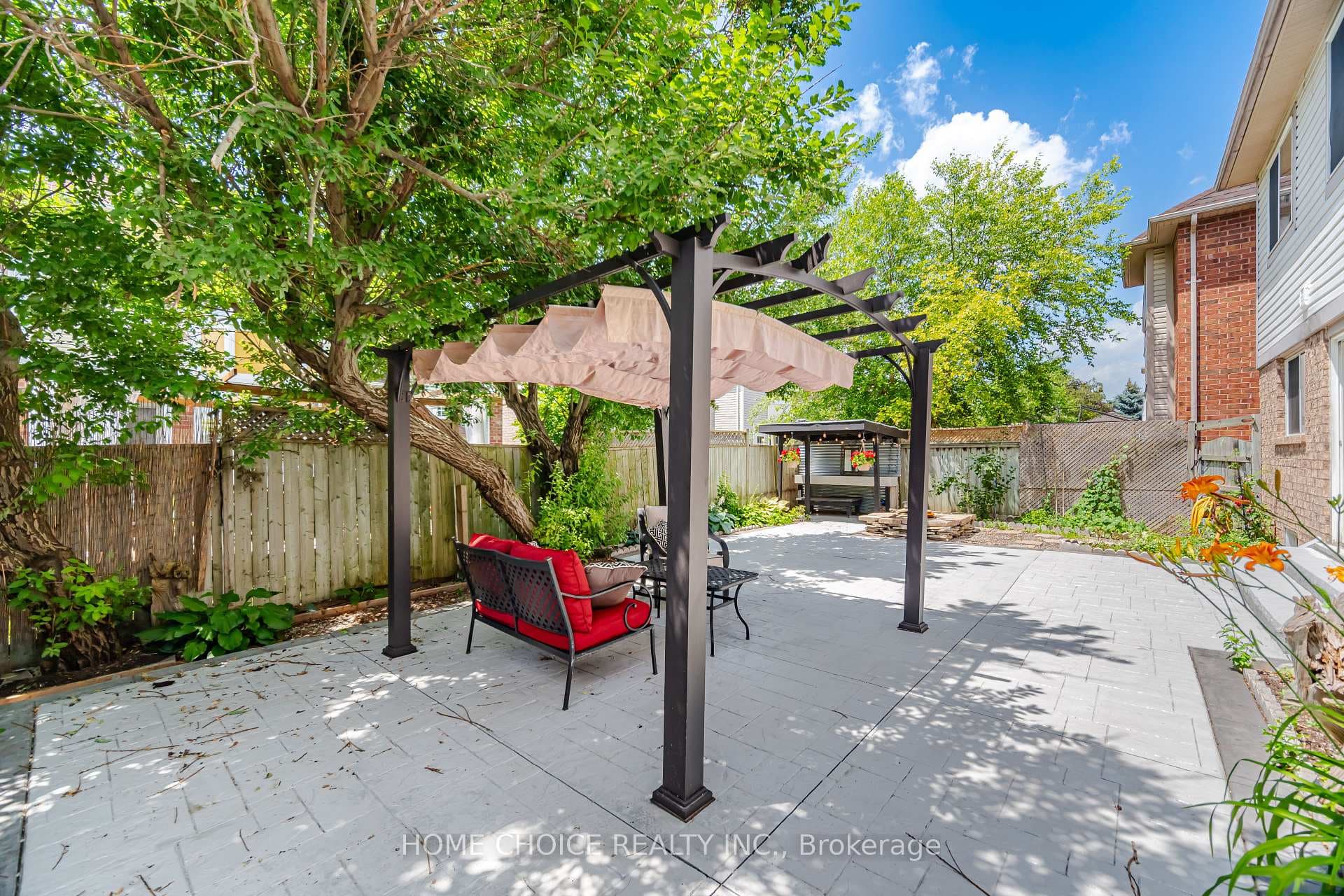 670 Dolby Crescent photo 49