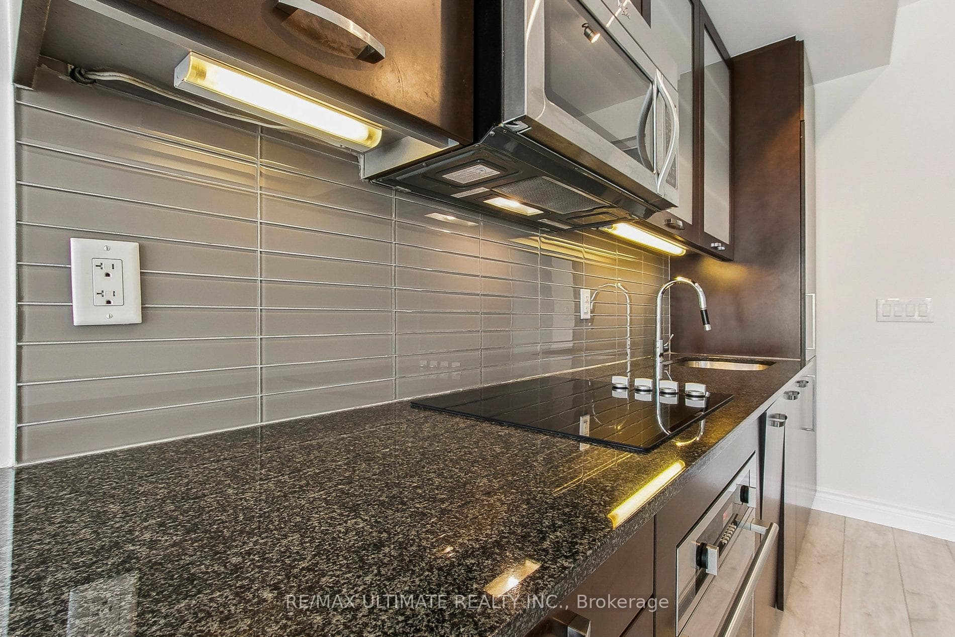 210 Simcoe Street Unit 611 photo 25