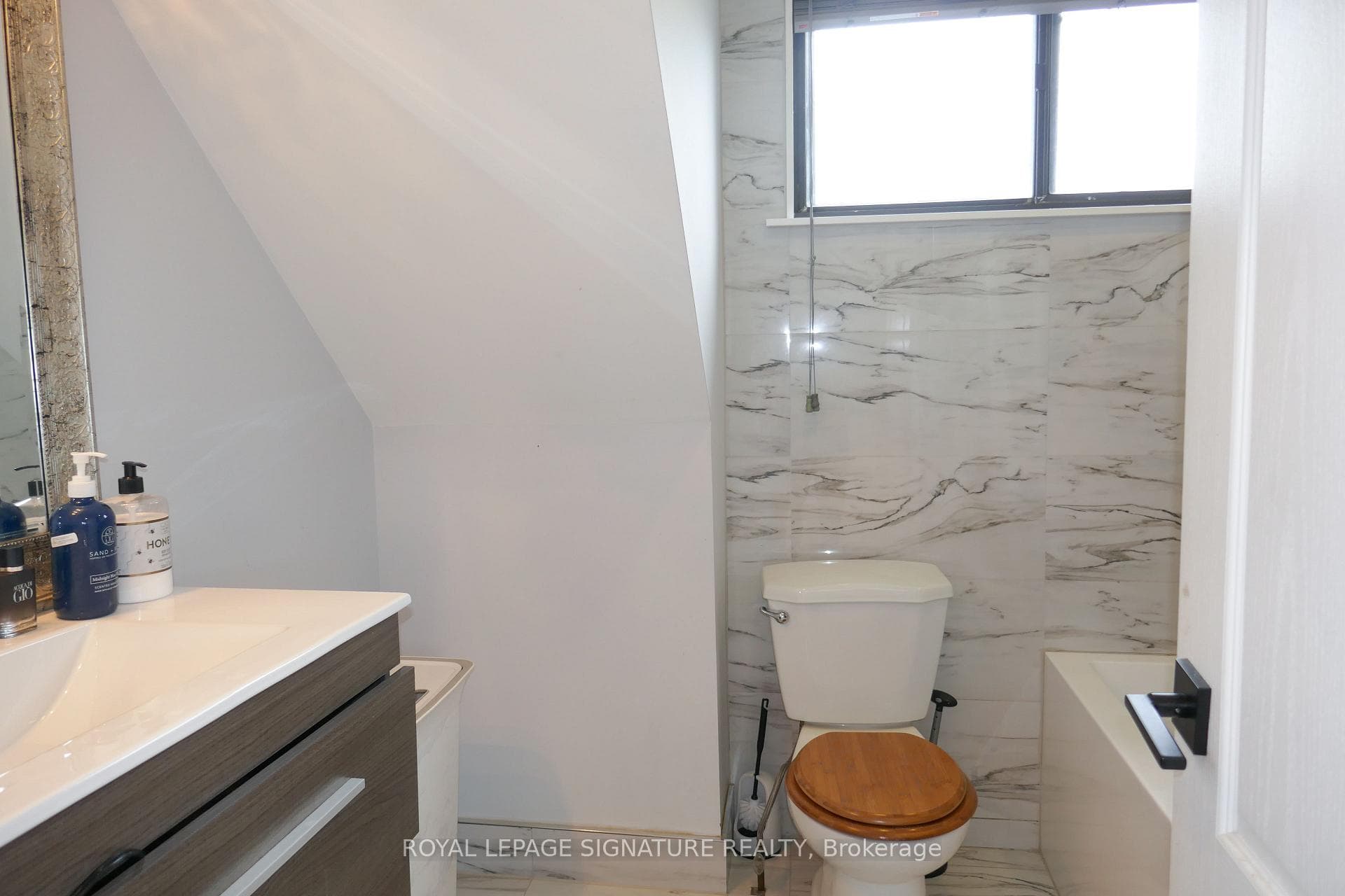 150 Lansdowne Avenue Unit 4 photo 8