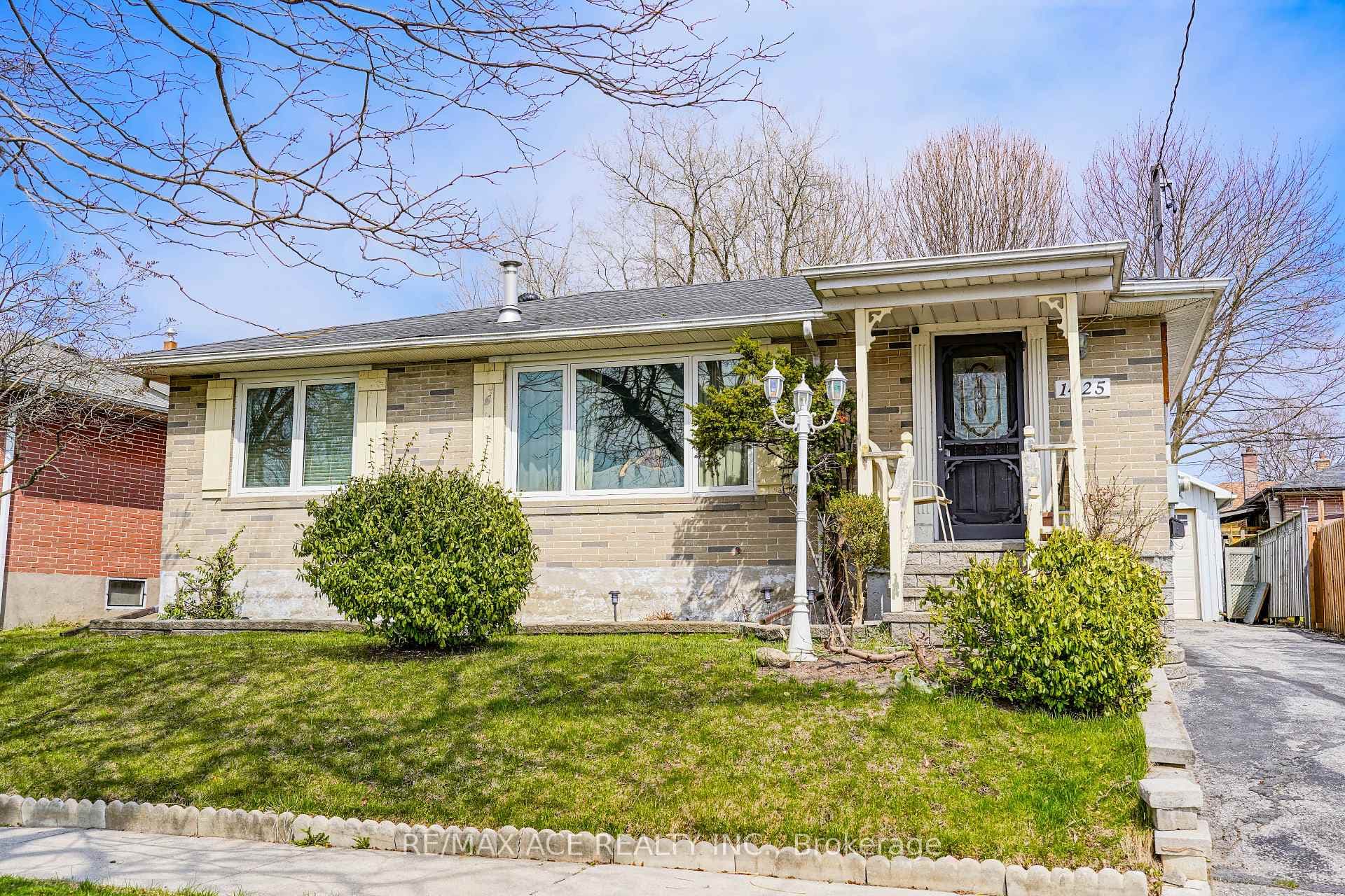 1425 Lakefield Street photo 3
