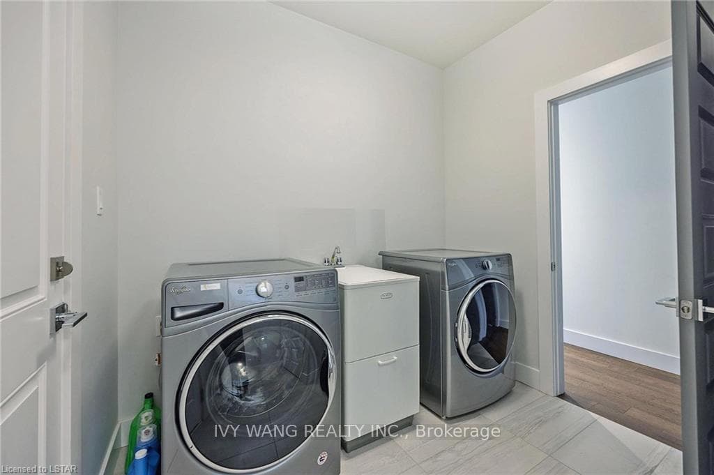 1387 DYER Crescent photo 45