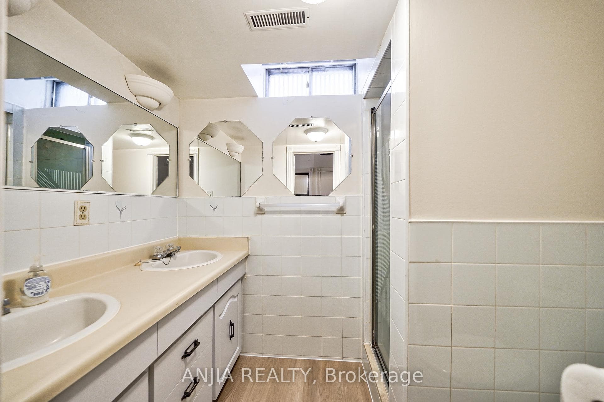 118 Upton Crescent photo 31