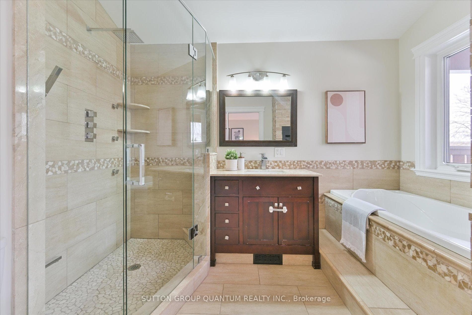 76 Albani Street photo 22