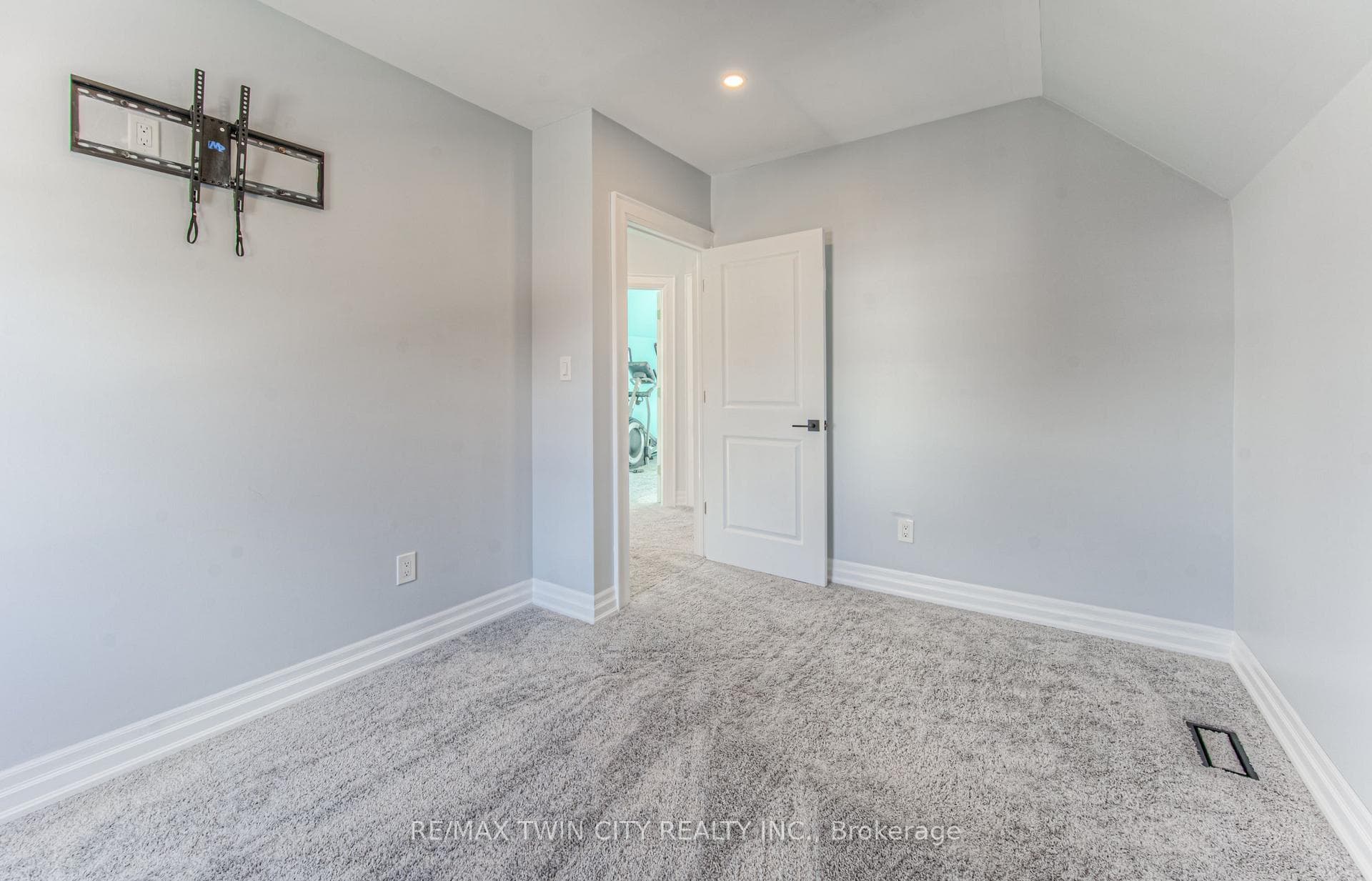 31 Dekay Street photo 33