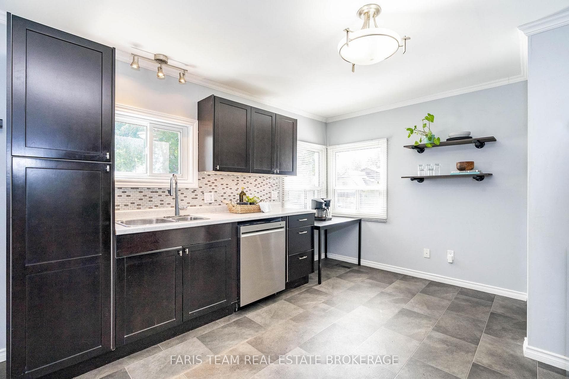 334 Harvey Street photo 6