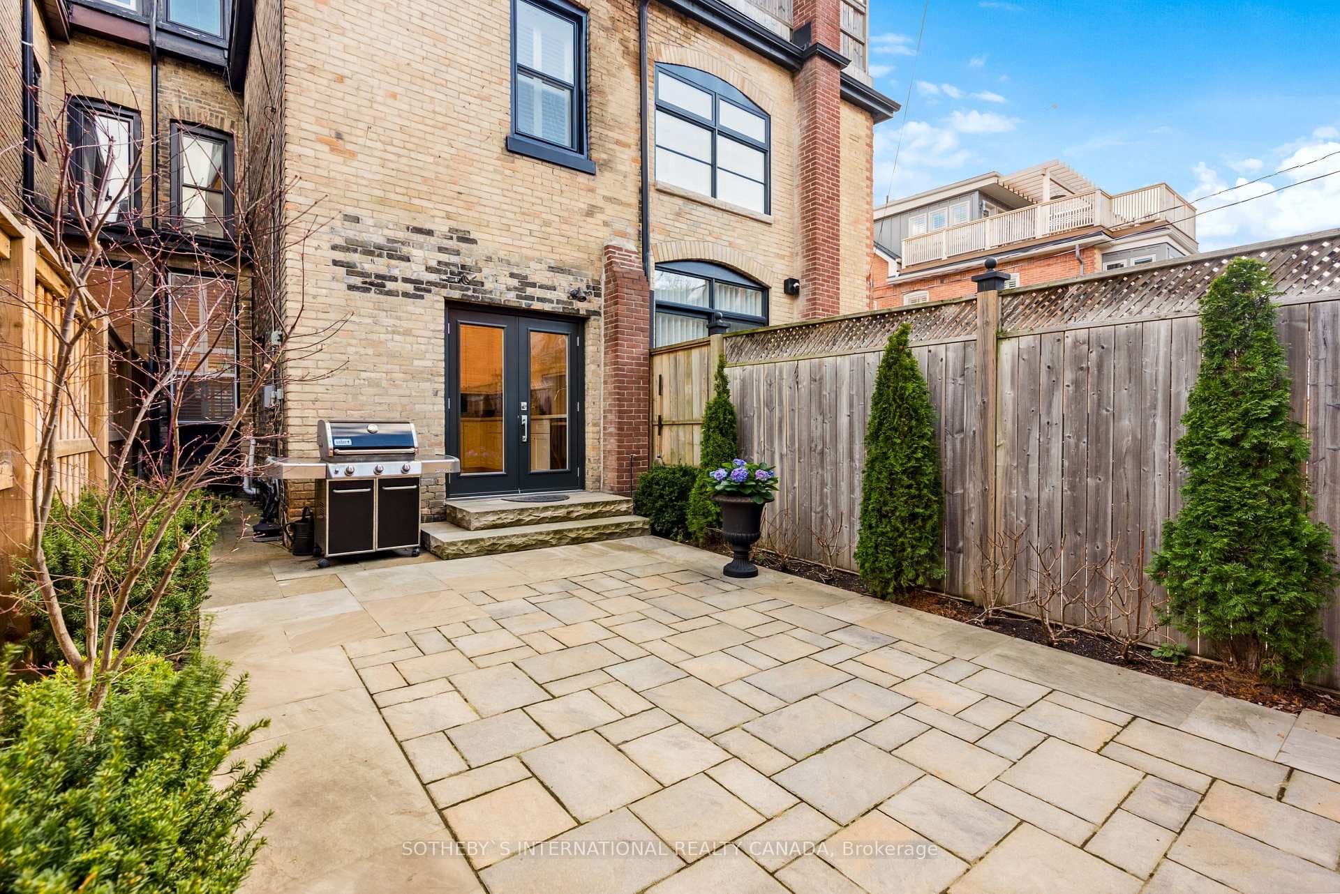 328 Wellesley Street photo 29