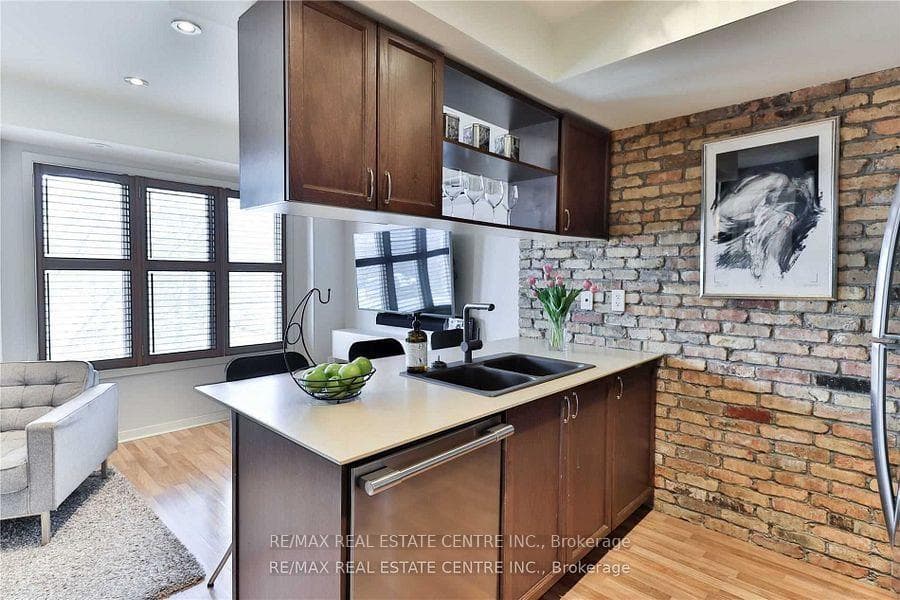 823 Dundas Street Unit 5 photo 16