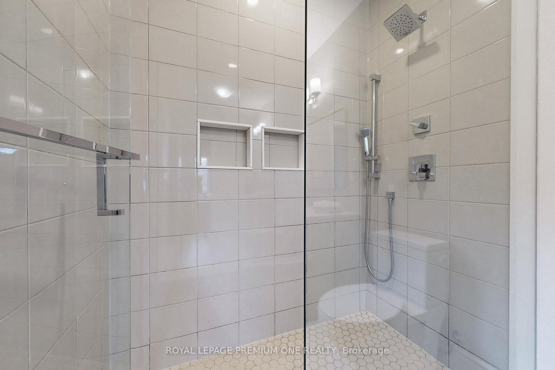 133 Cannes Avenue photo 35