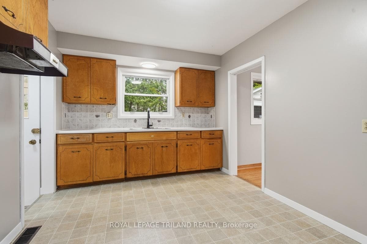 1281 Victoria Drive photo 12