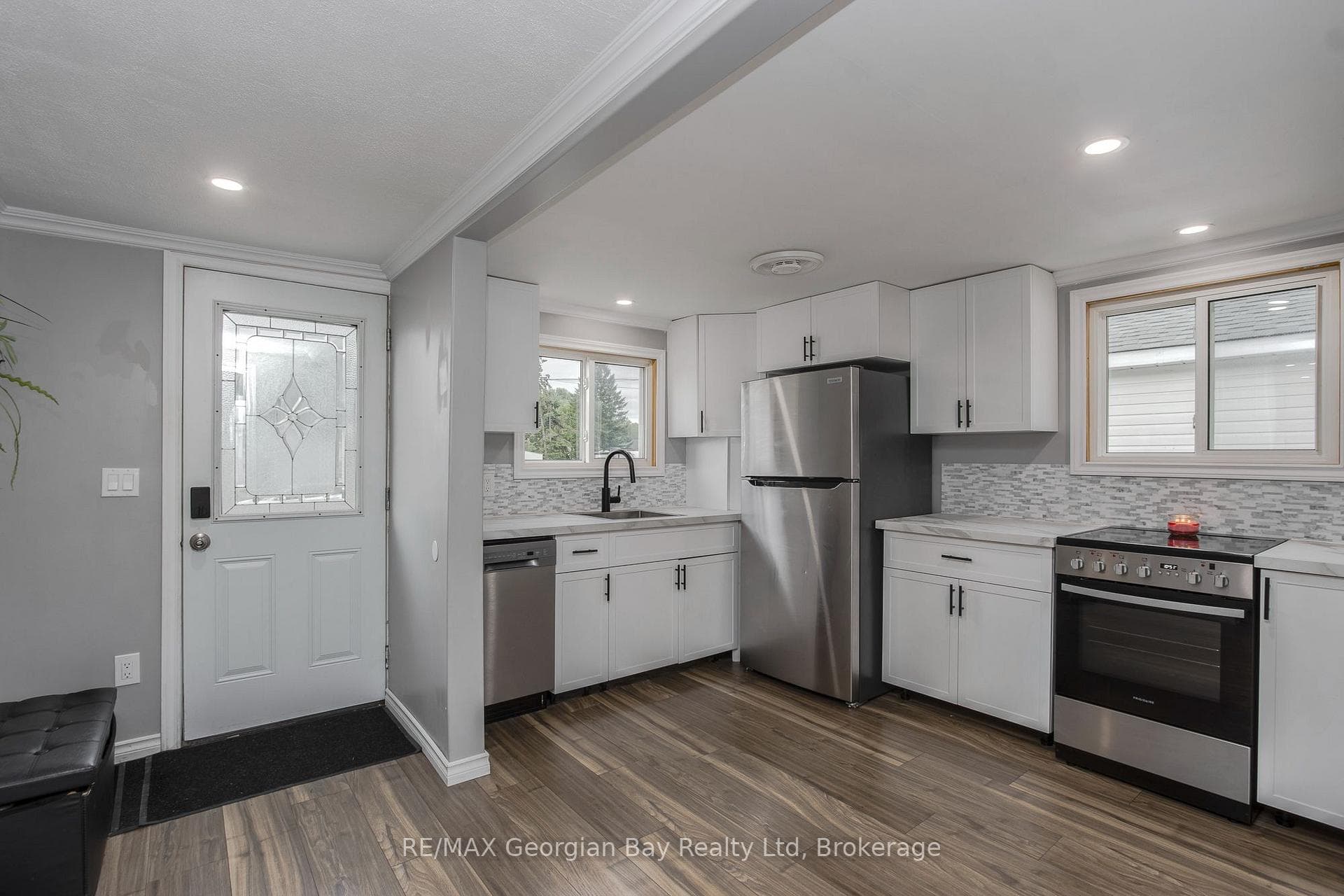 350 McNicoll Street photo 4