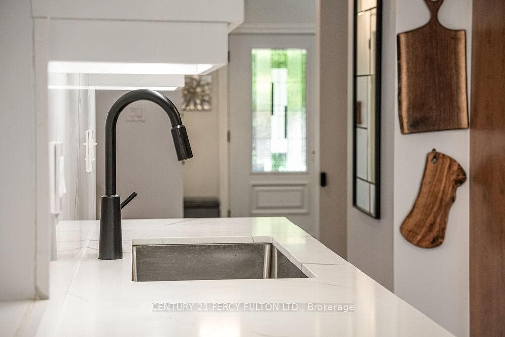 18 Booth Crescent photo 16