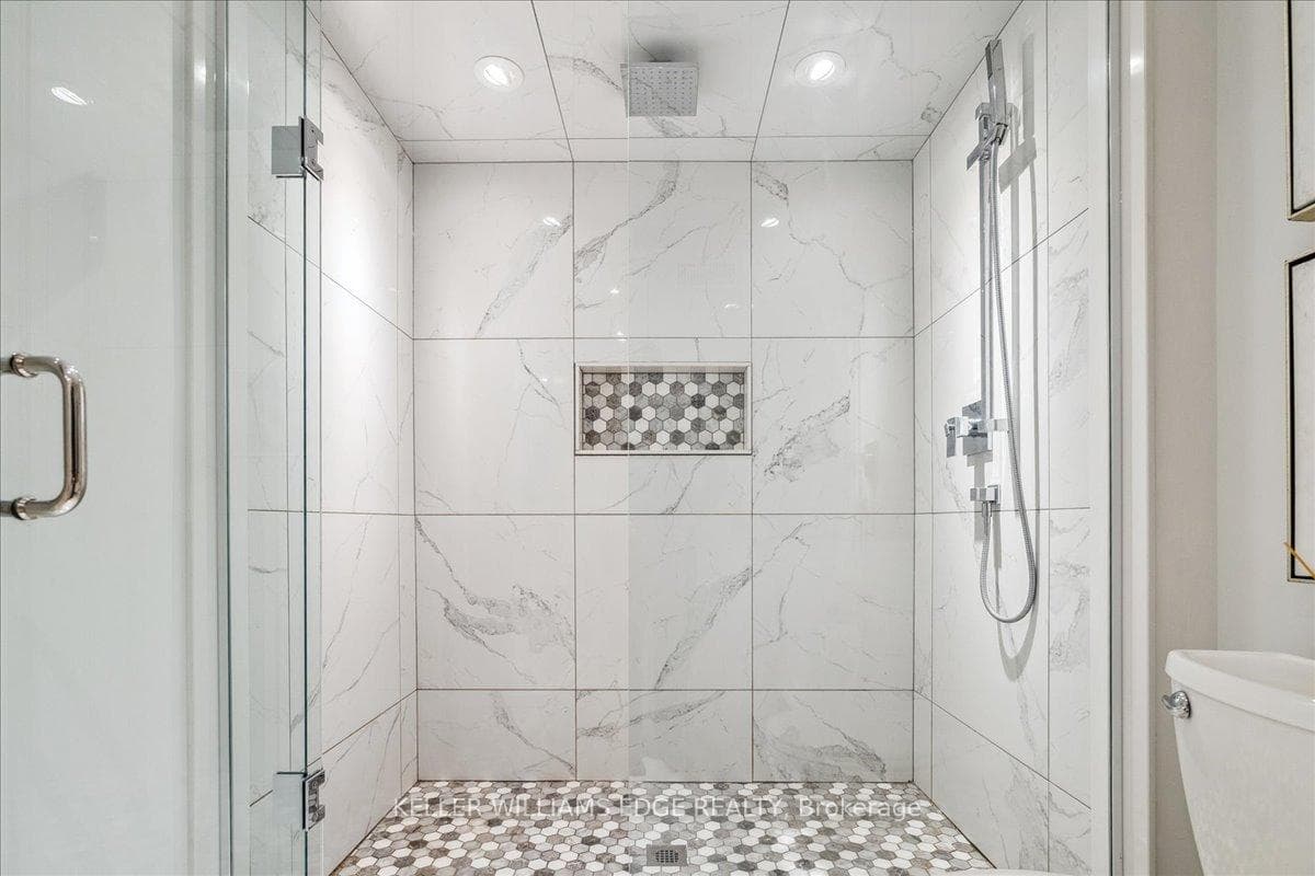 4 Fernwood Crescent photo 32