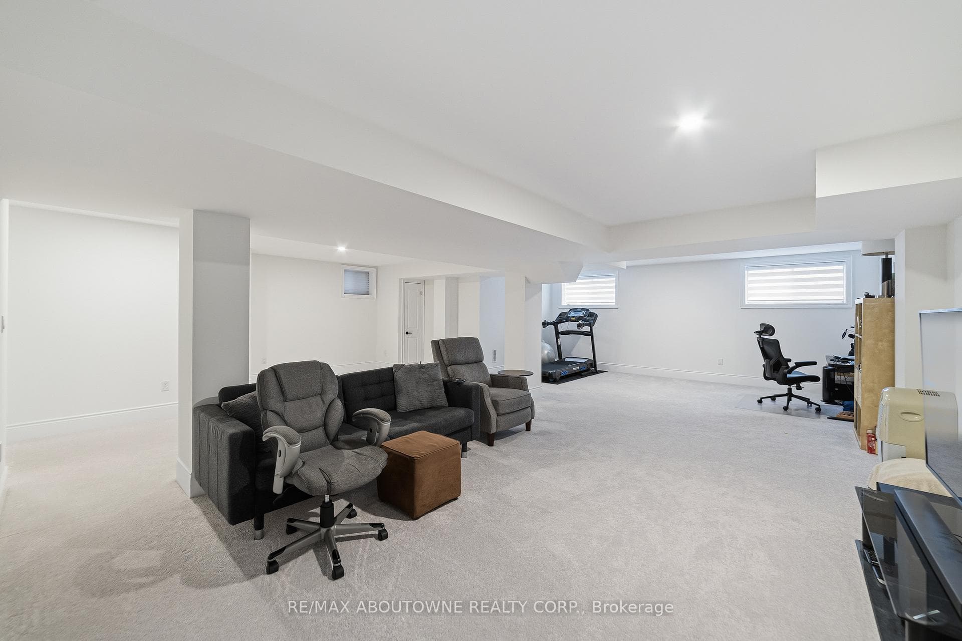 477 Parent Place photo 32