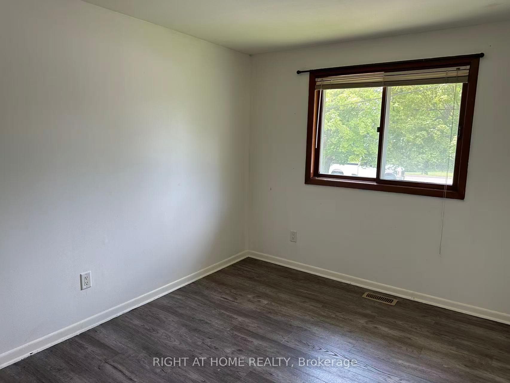 6860 MALDEN Road photo 11