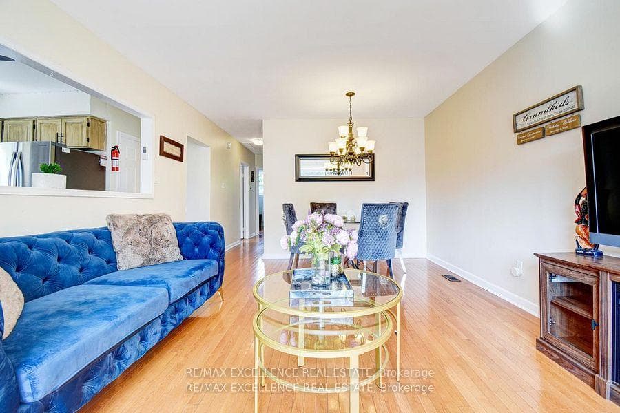 58 Fairglen Avenue photo 8