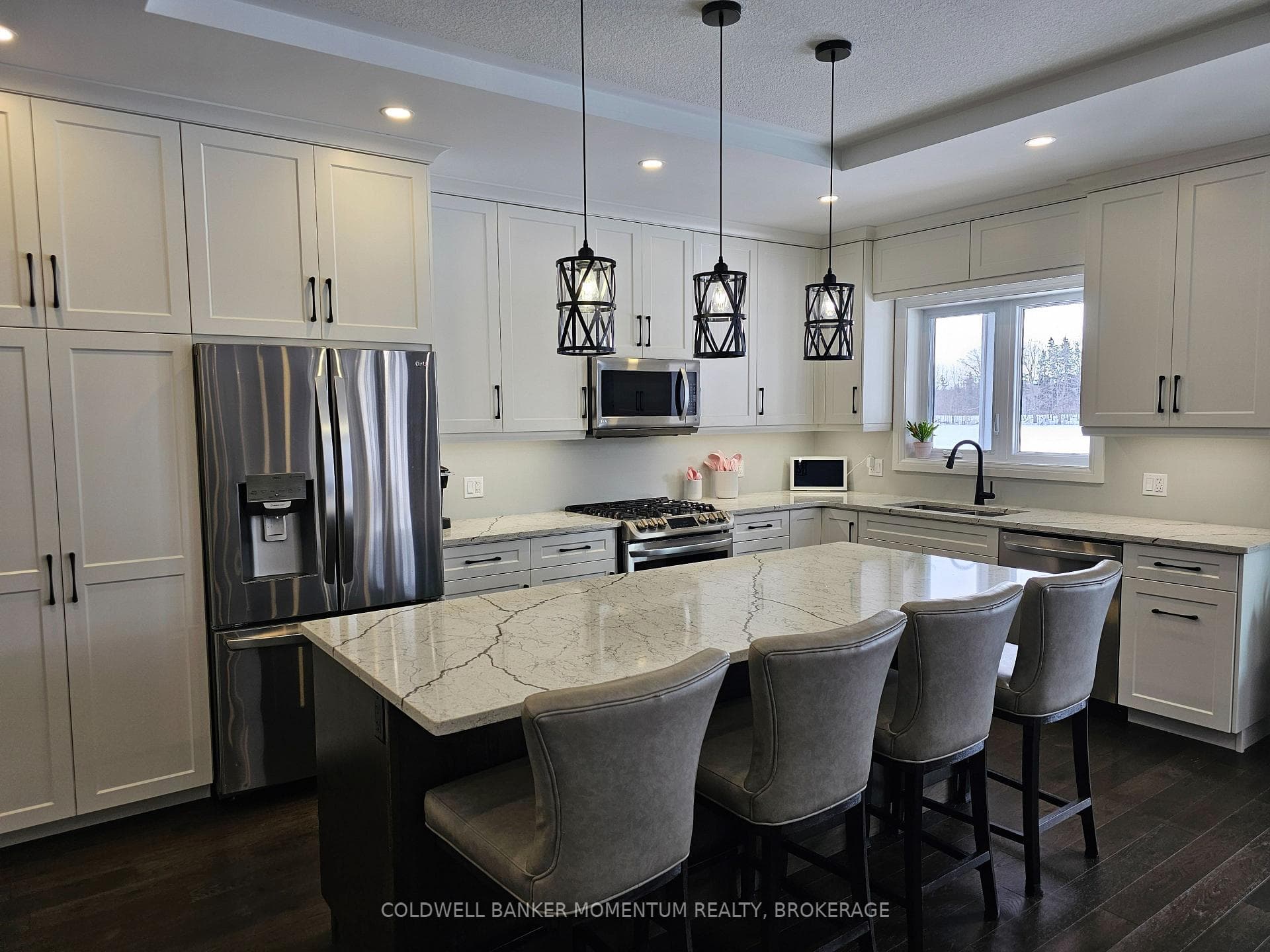 4 Seater Island with Quartz Countertops