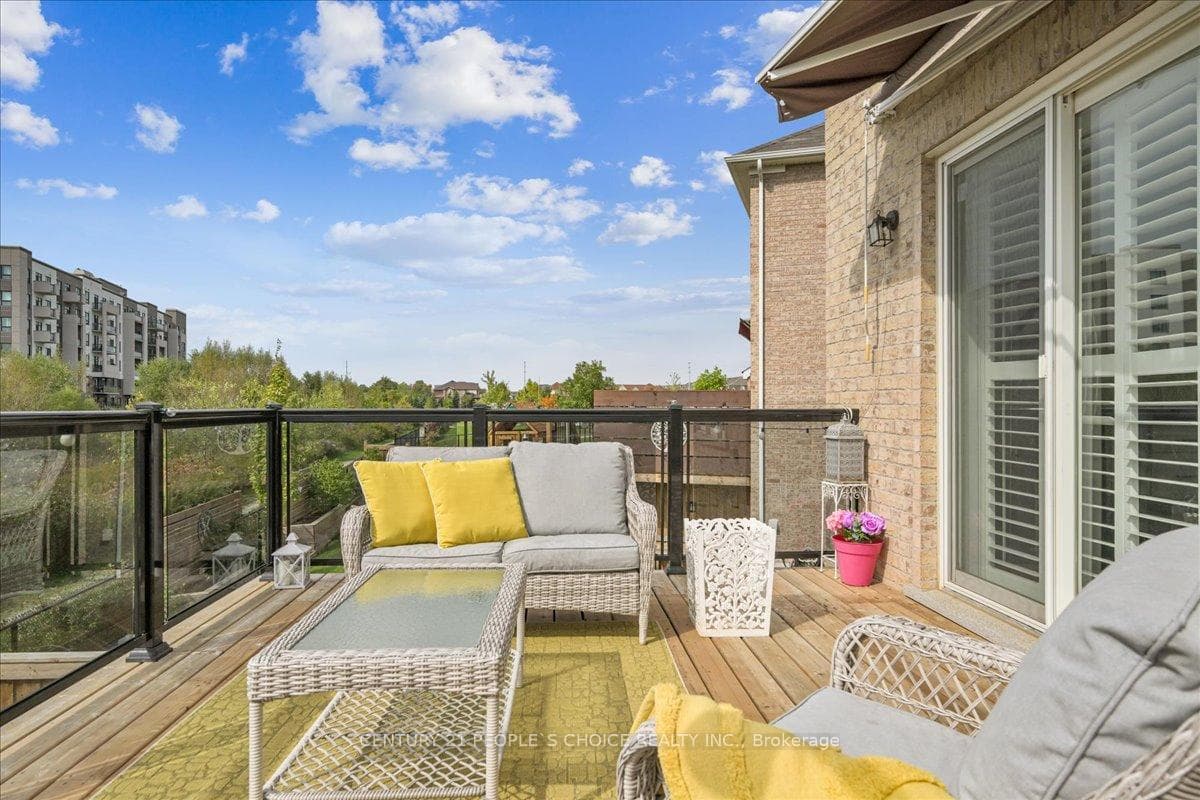1190 Duignan Crescent photo 27