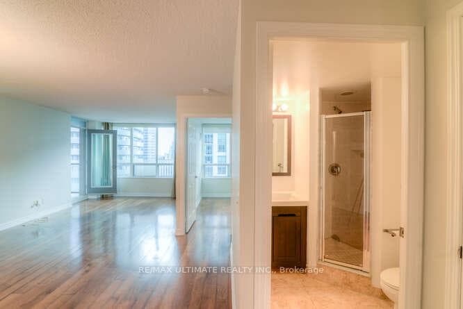 30 Grand Trunk Crescent Unit 1010 photo 3