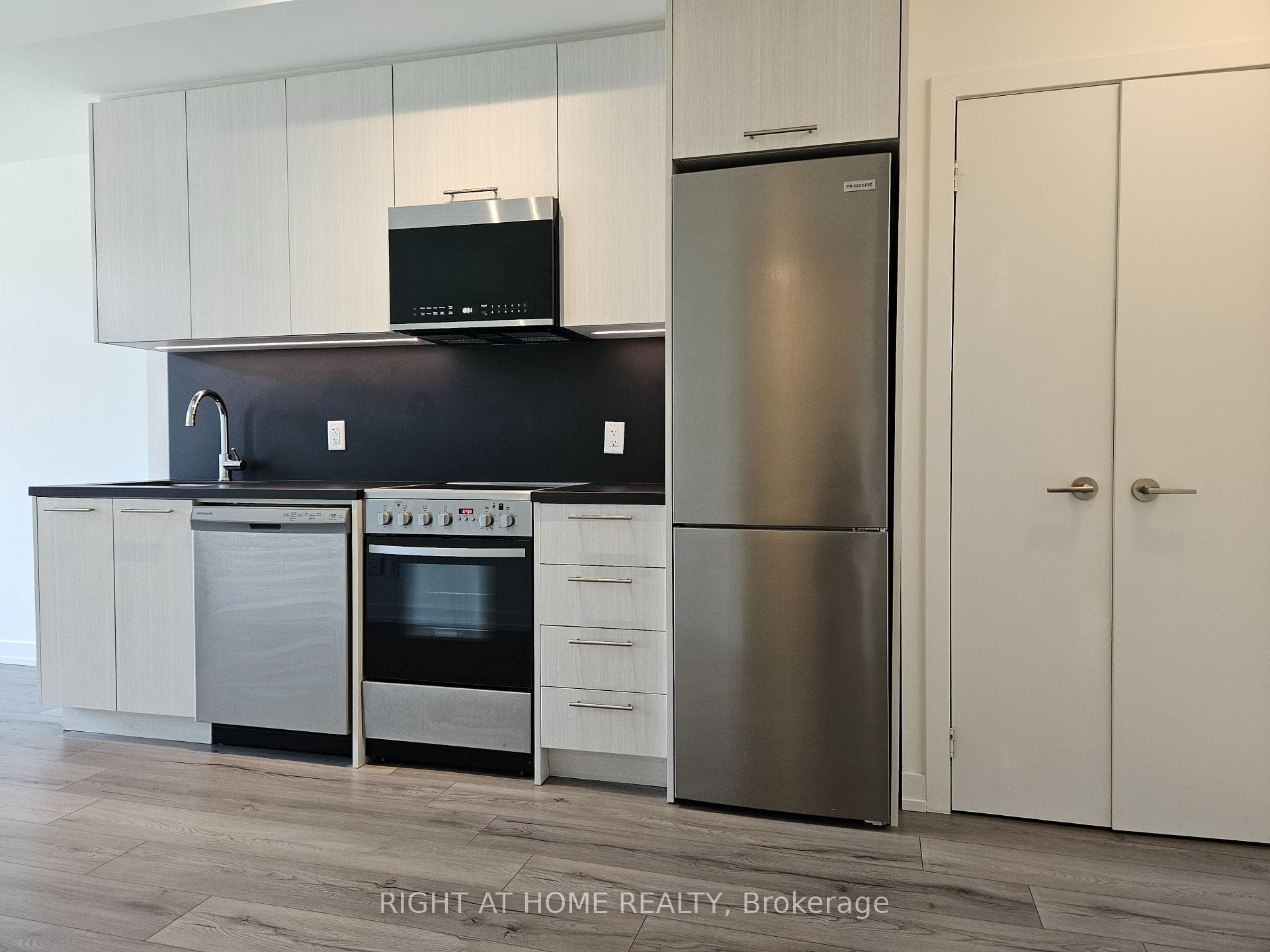 268 Finch Avenue Unit 17 photo 4