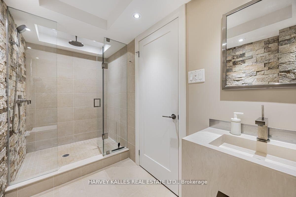 447 Walmer Road Unit PH09 photo 21