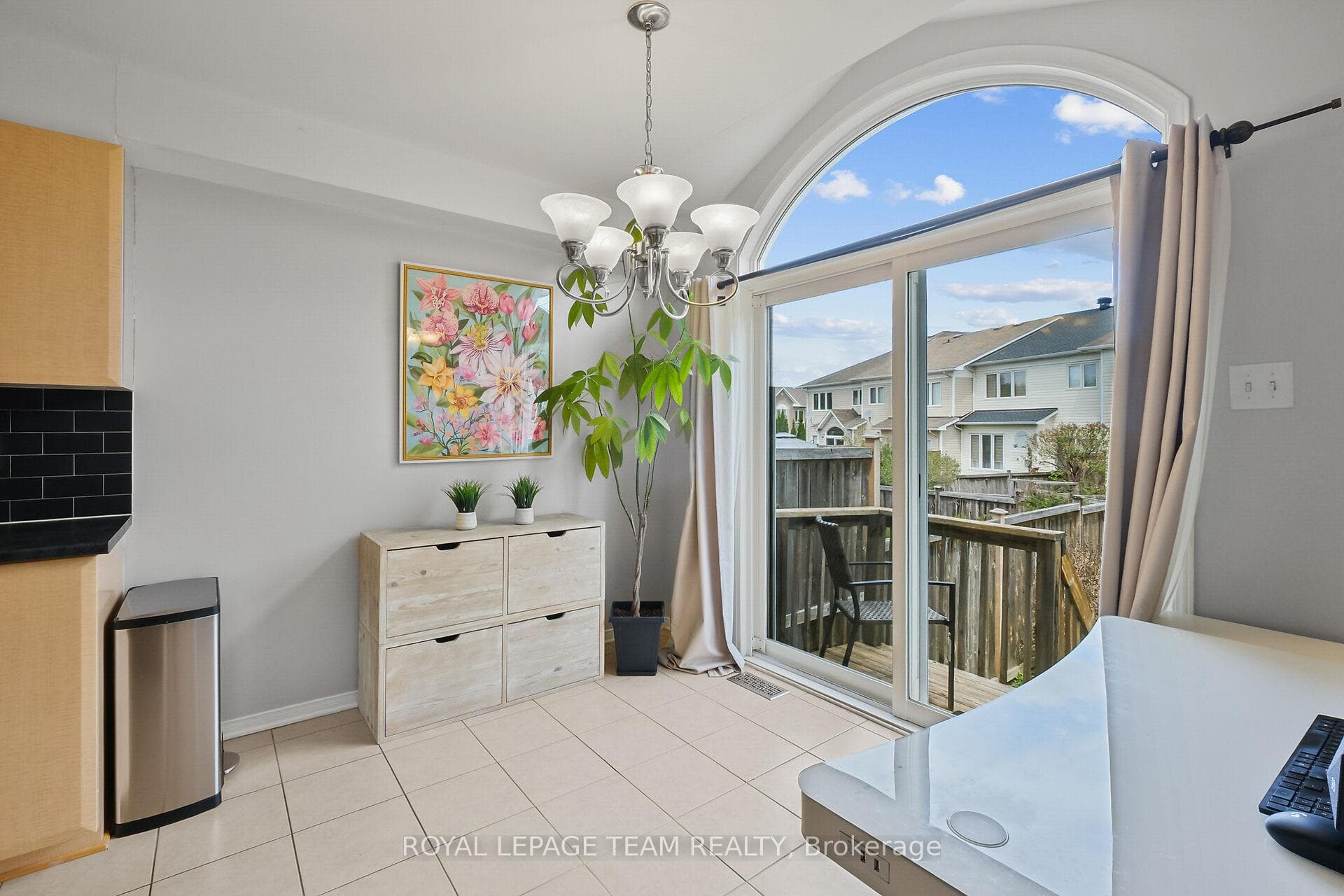 2072 Dunollie Crescent photo 20