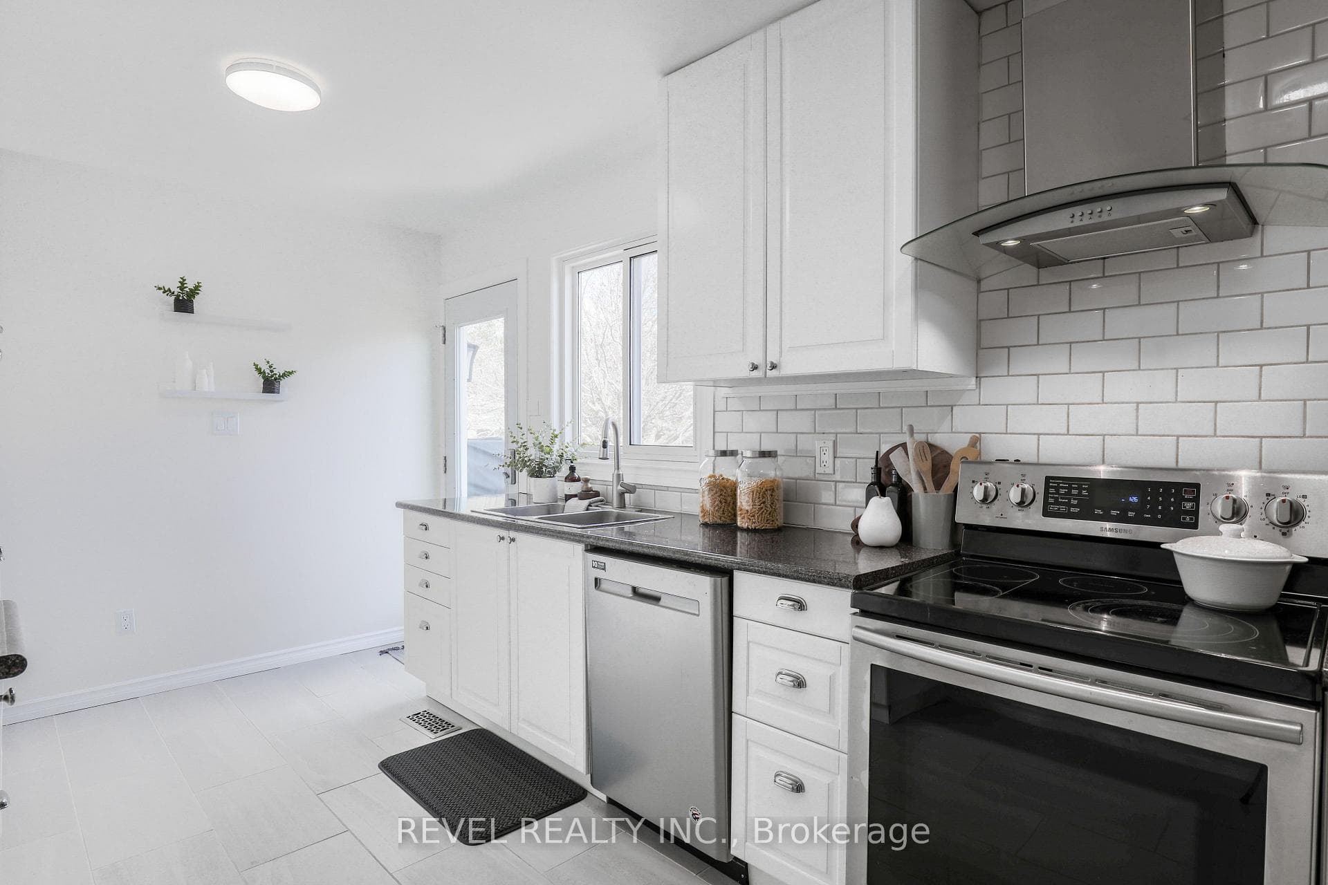 4 Kingsview Court photo 13