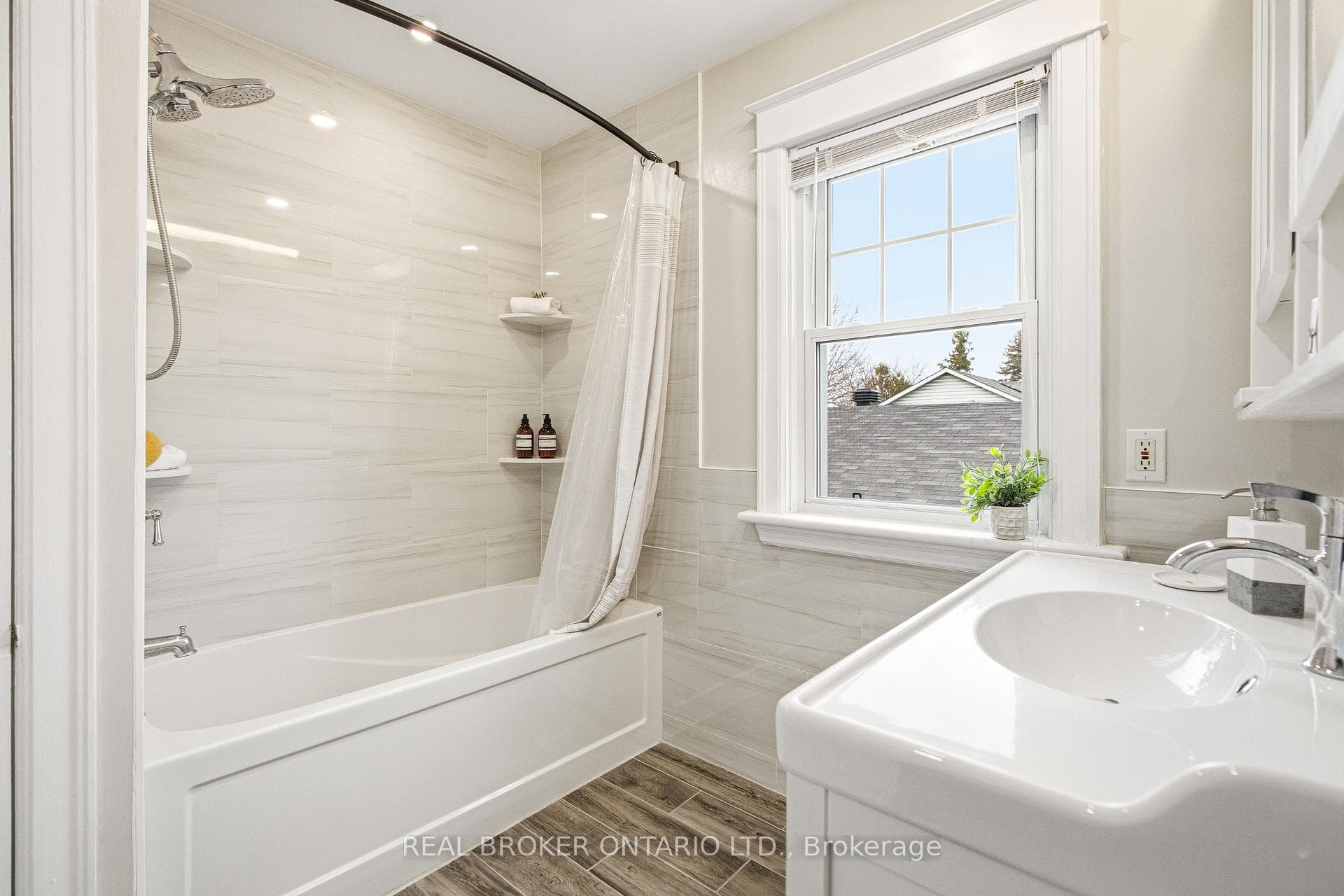 496 Hartleigh Avenue photo 24
