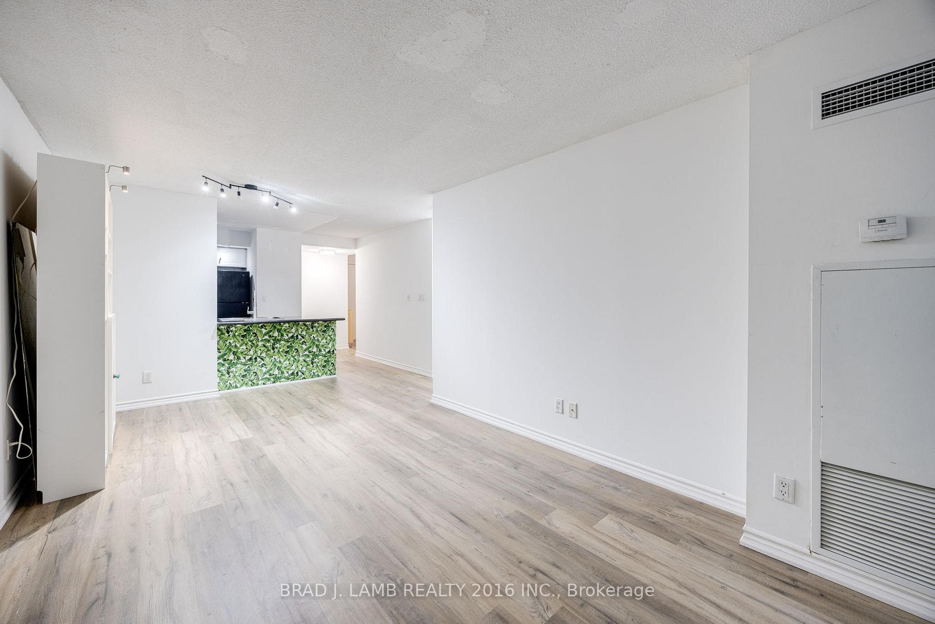 270 Wellington Street Unit 305 photo 15