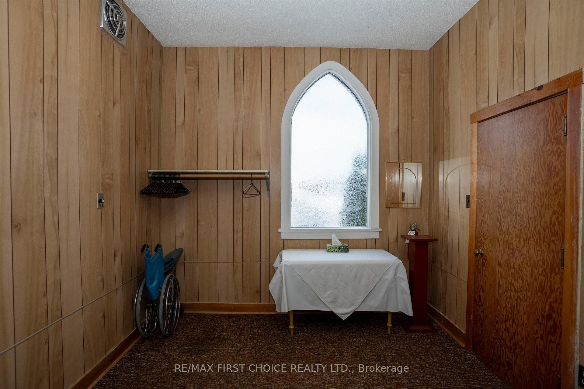 647 John Street photo 10