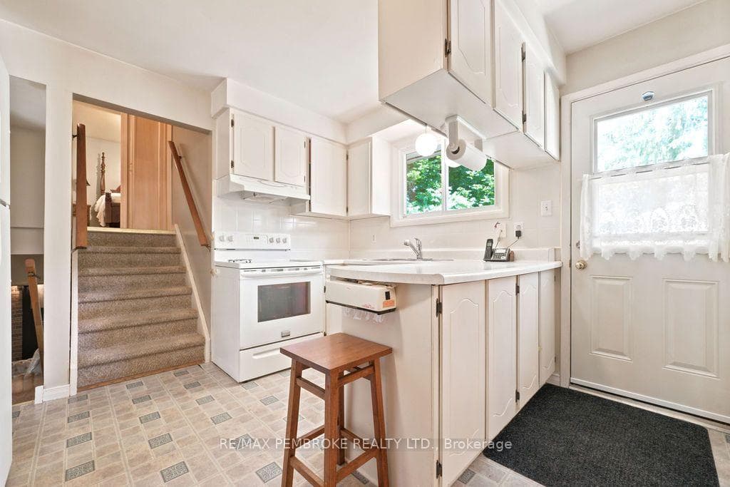 1656 Beachburg Road photo 17