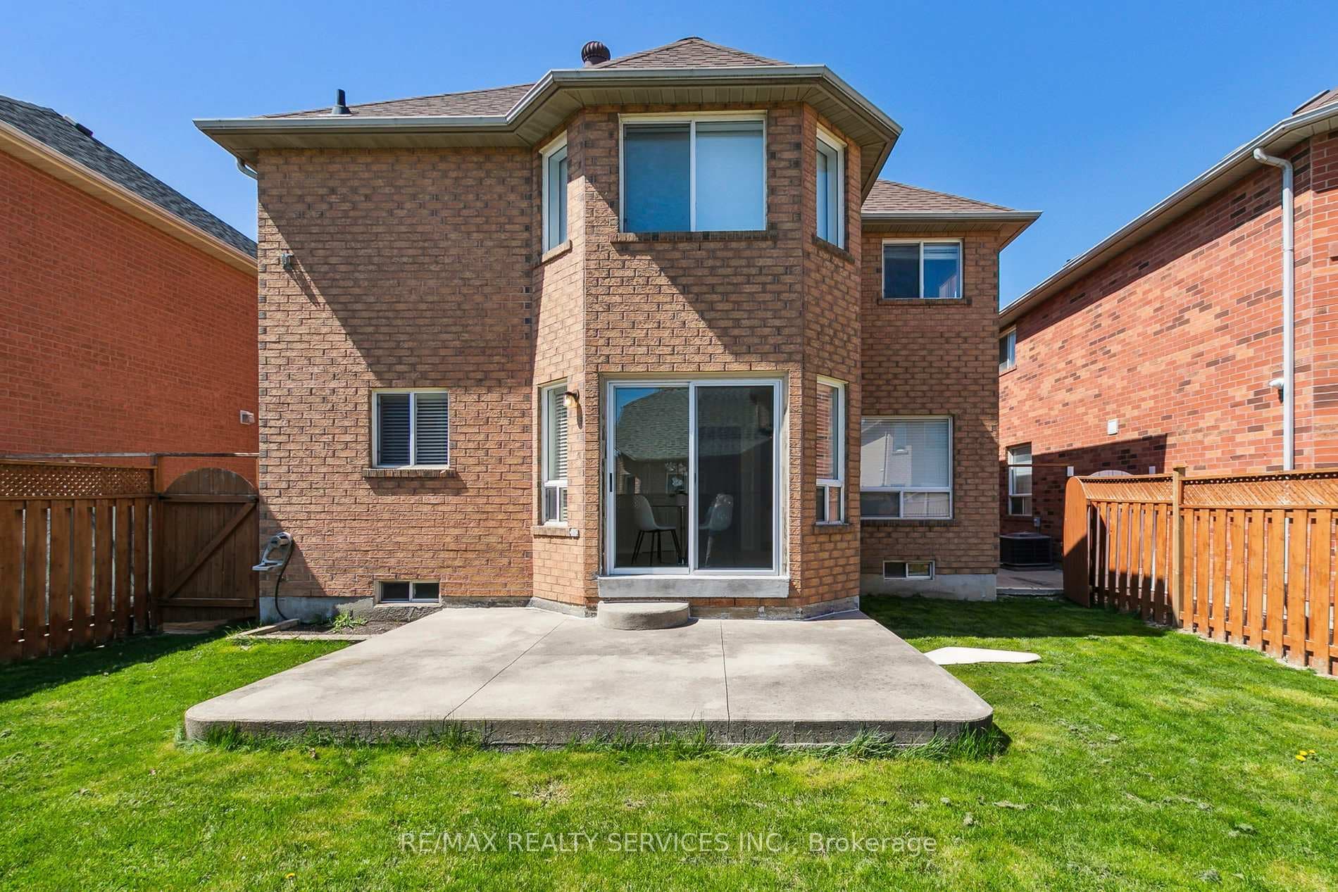 53 Baccarat Crescent photo 39