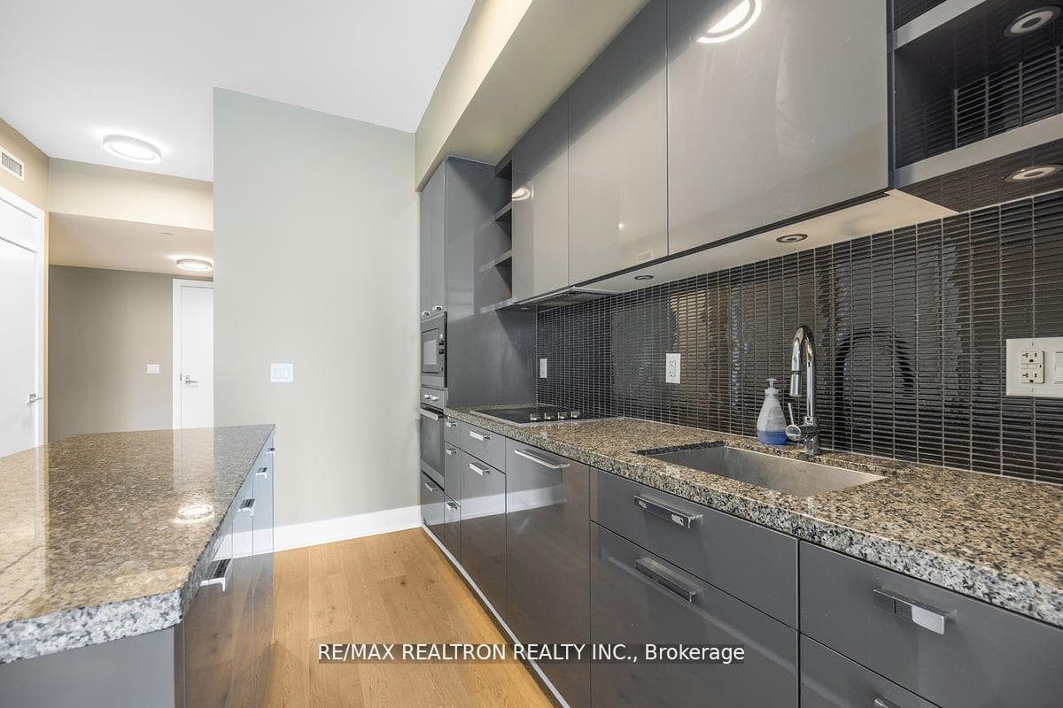 32 Davenport Road Unit 604 photo 17