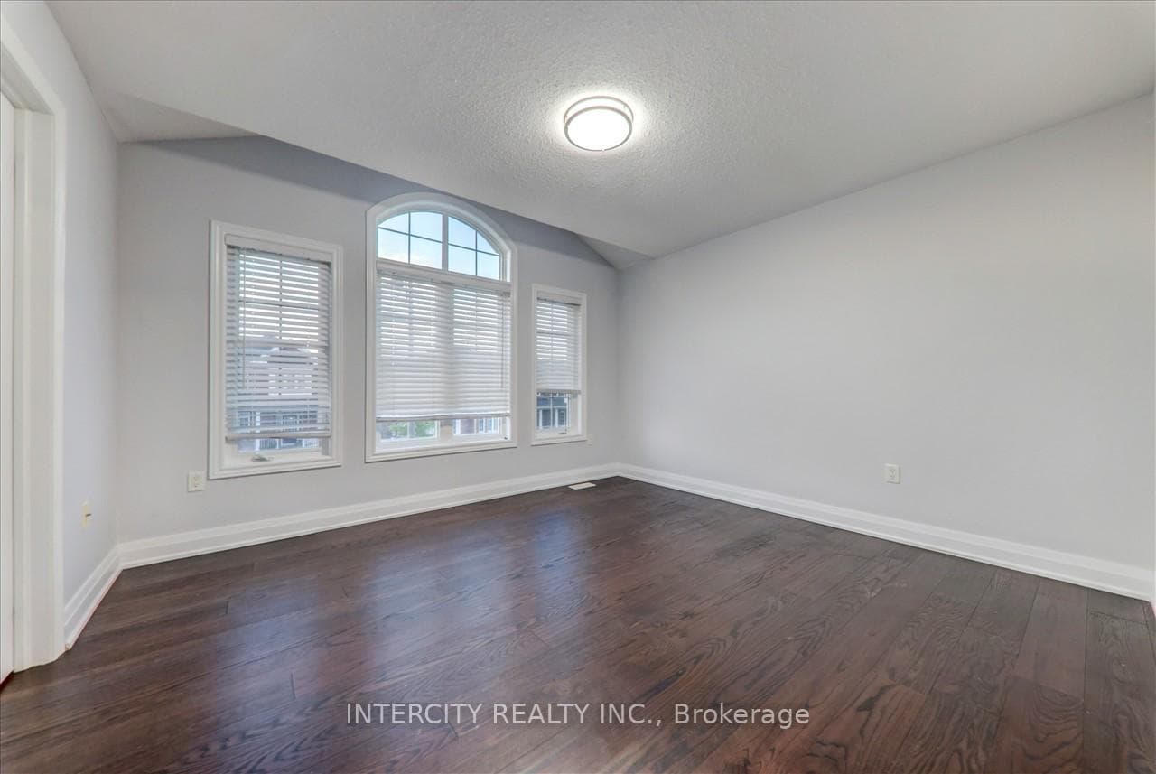 645 Armstrong Road photo 32