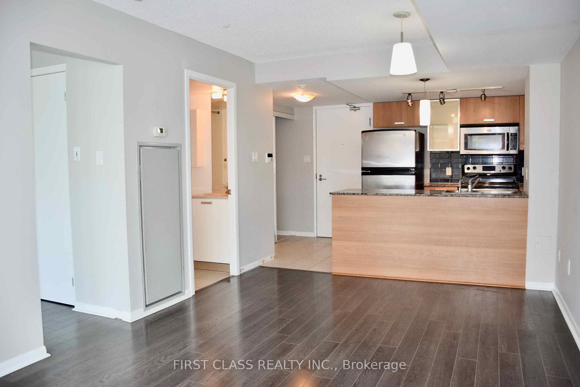 37 Grosvenor Street Unit 1406 photo 3