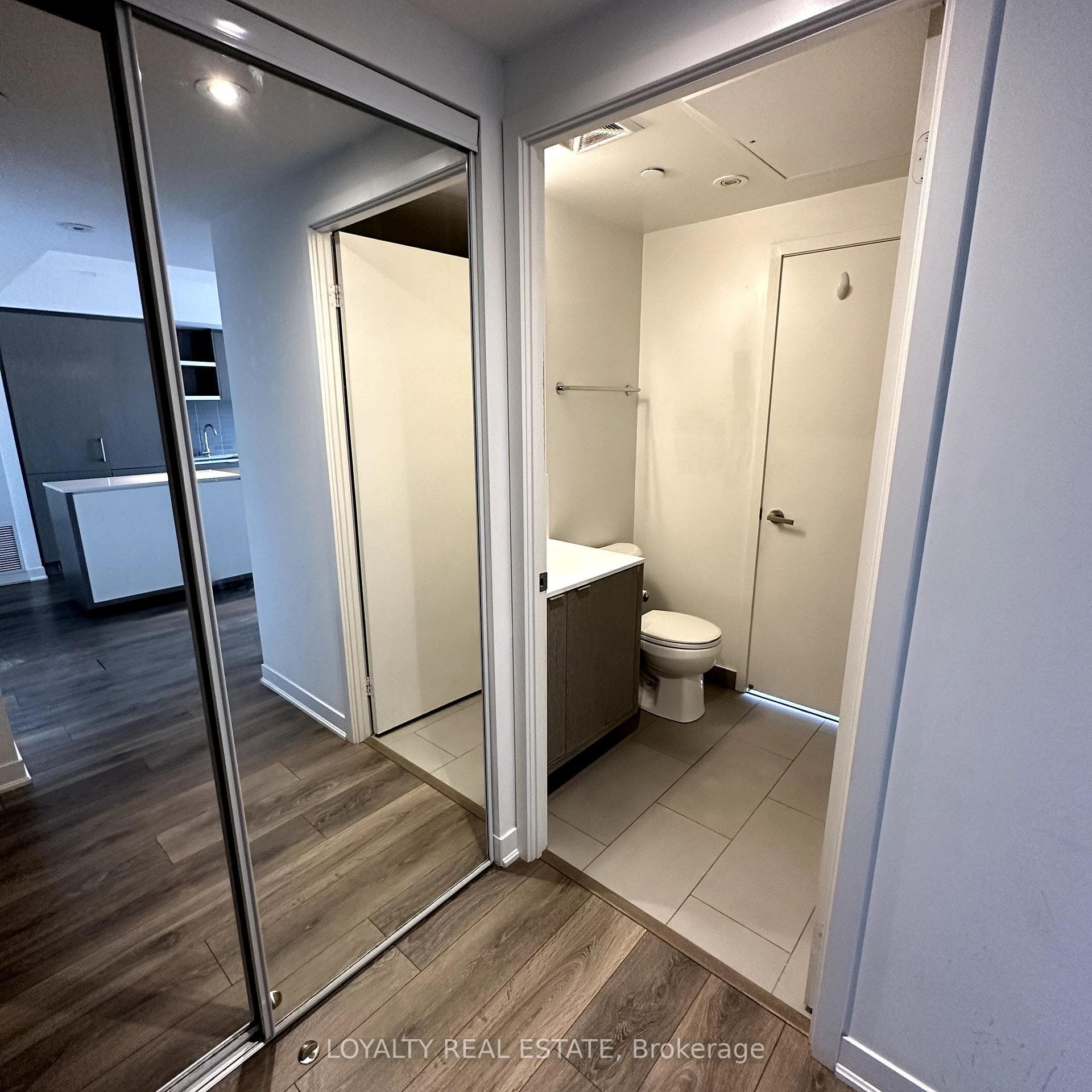 Other side of the bathroom