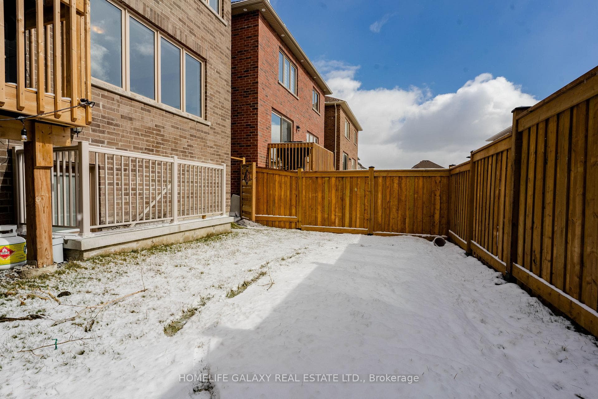 1071 Orenda Street photo 34
