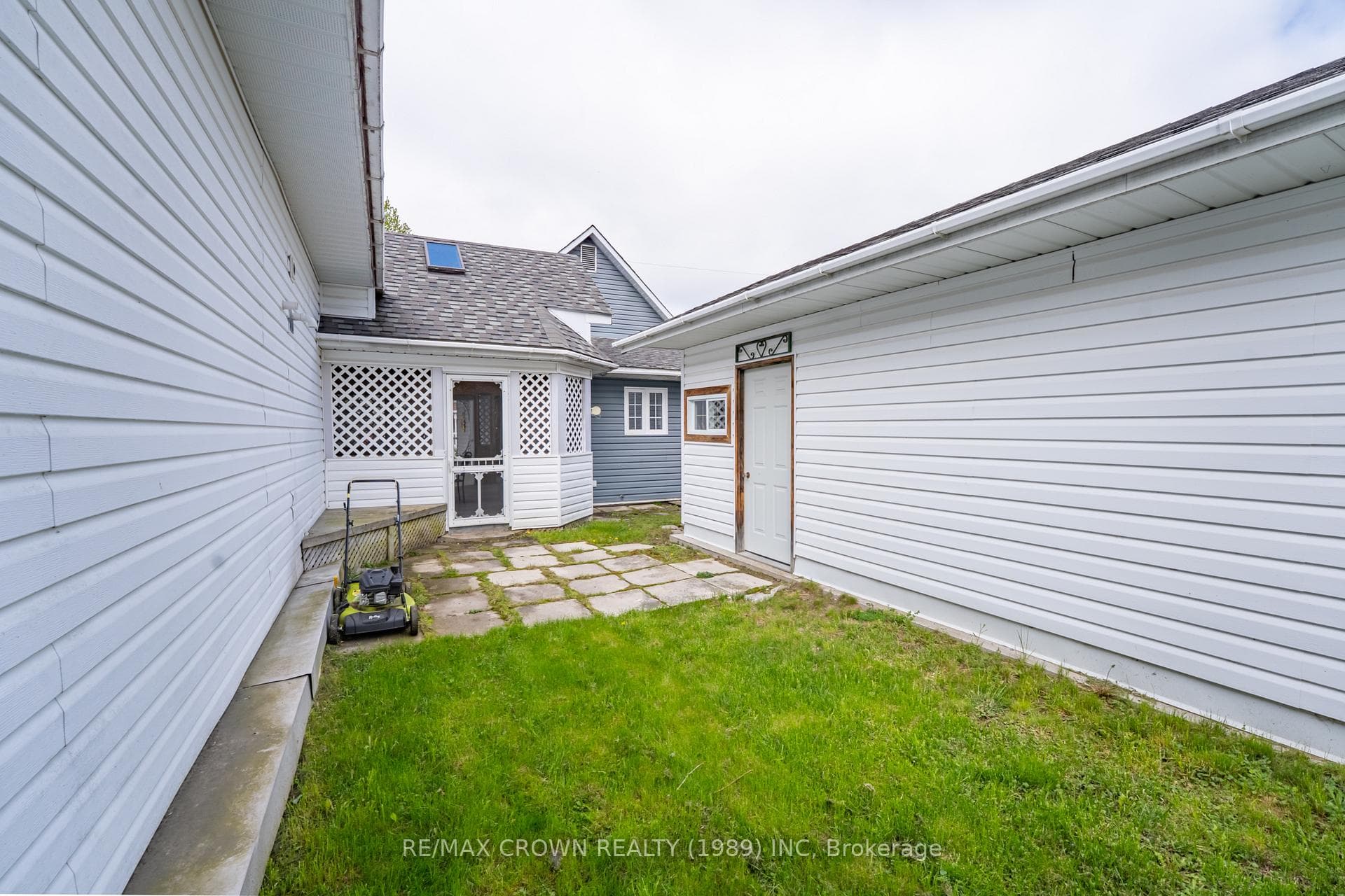 274 Belanger Street photo 30